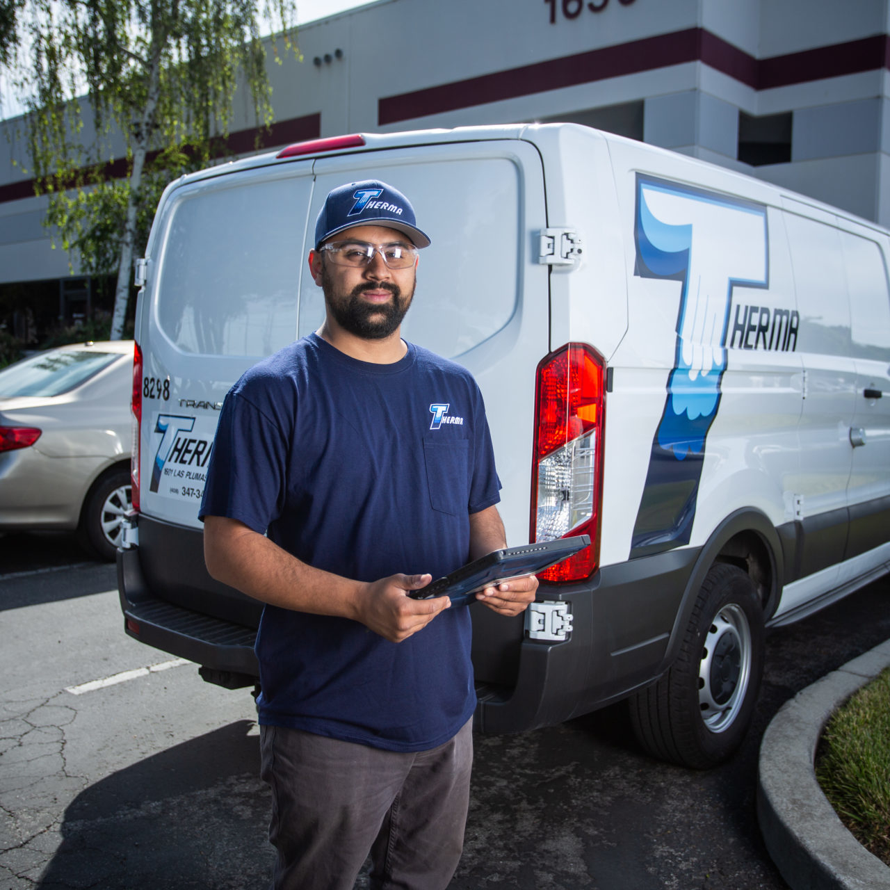 Man next to Therma van